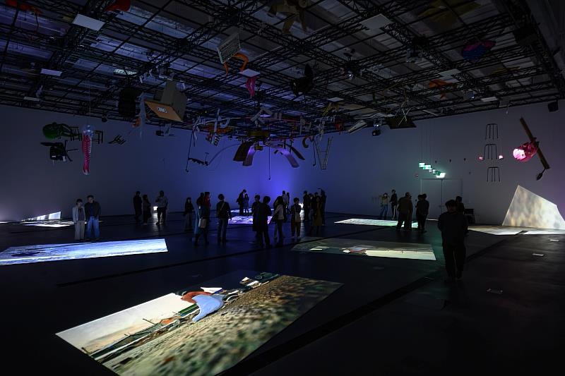 「如果這都不算Ai，我有什麼好Bi?」展場一隅。（新北市美術館提供，攝影：王世邦）