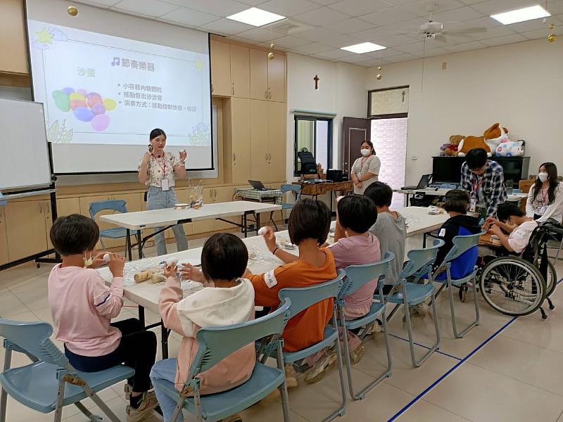 南華大學民音系師生以藝術走入安仁家園陪伴偏鄉兒少，辦理「當我們童在一起」主題工作坊，並教導學童認識節奏樂器。