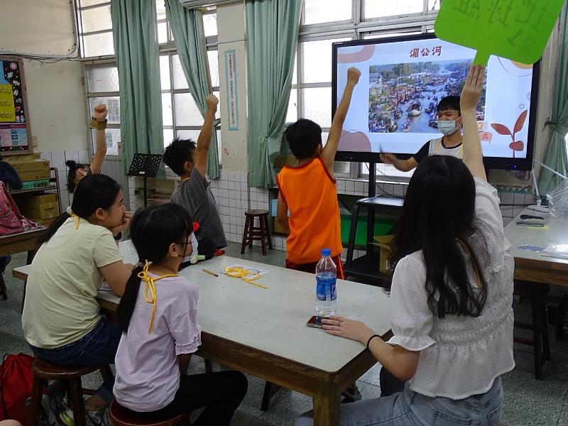 暨大學生進入偏鄉學校進行課程陪伴，與孩童互動學習，縮短城鄉教育落差。