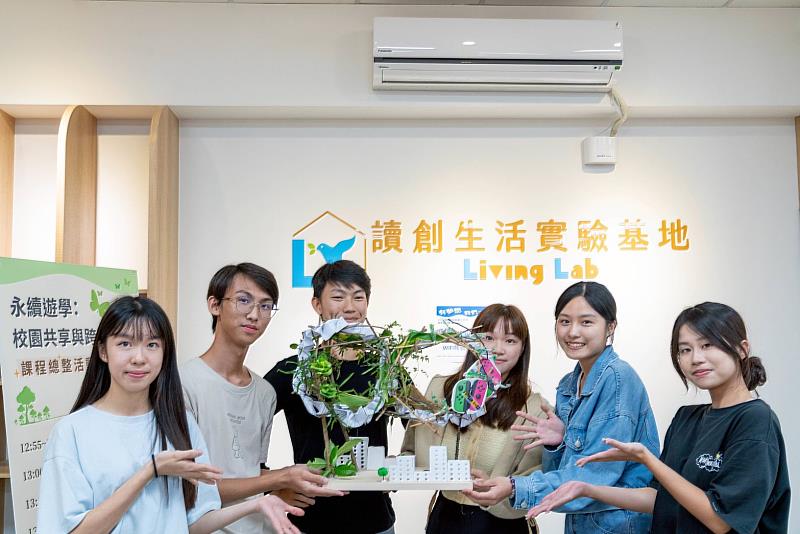 暨大學生於校內Living Lab展示永續學習成果,實踐知識與生活結合。