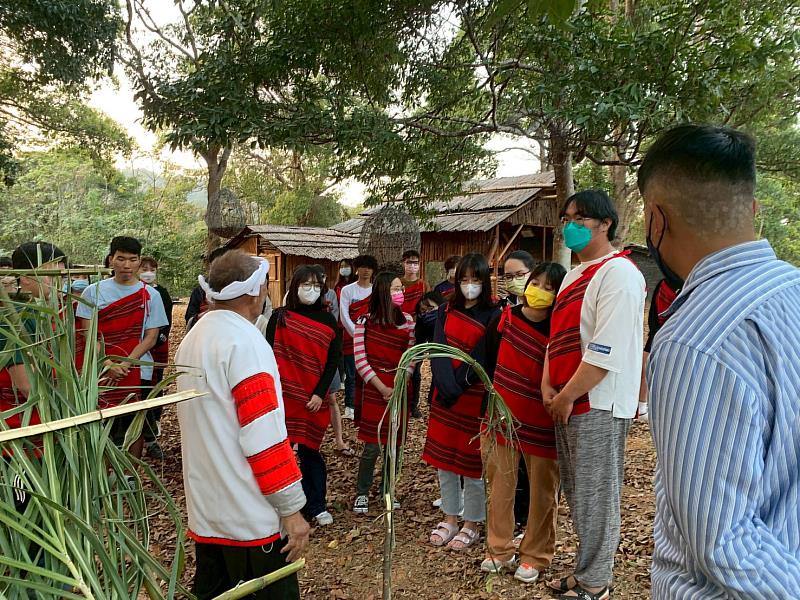 暨大師生走入原住民族部落,向耆老學習傳統文化,促進世代交流與文化傳承。
