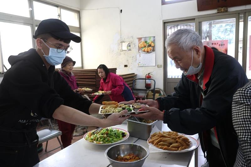 竹市府續辦「幸福小蜜蜂移動餐車」服務，為長輩送上暖心又暖胃的美味與關懷。