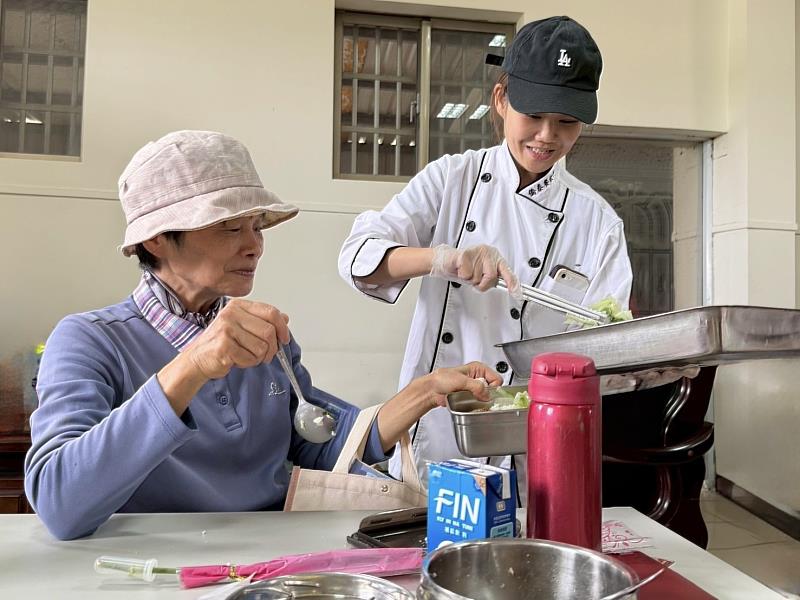 竹市府續辦「幸福小蜜蜂移動餐車」服務，為長輩送上暖心又暖胃的美味與關懷。
