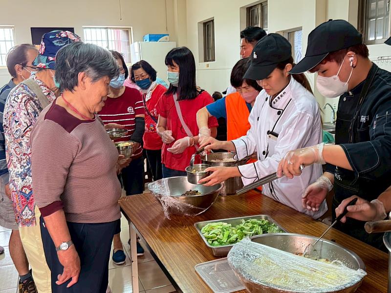 竹市府續辦「幸福小蜜蜂移動餐車」服務，為長輩送上暖心又暖胃的美味與關懷。