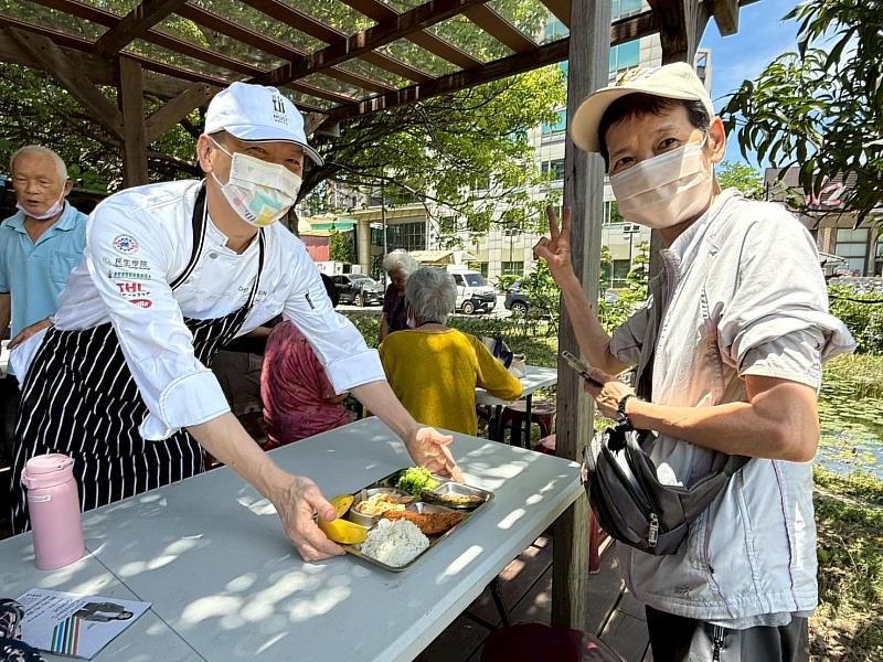 竹市府續辦「幸福小蜜蜂移動餐車」服務，為長輩送上暖心又暖胃的美味與關懷。