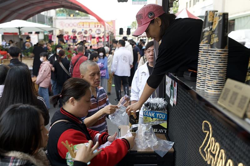 虎爺有愛 寒冬送暖 餐車市集 公益義剪