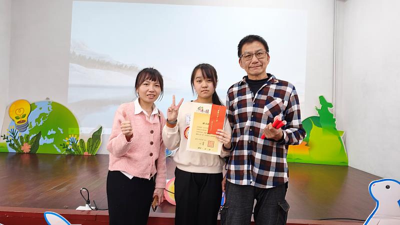 普仁小太陽林子伶（中）與父母合照共享榮譽。（圖由靈鷲山蘭陽講堂提供）