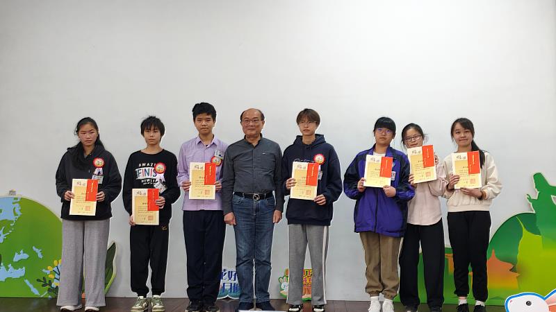 南安國中八年級林子伶同學（右1）入圍全國普仁獎。（圖由靈鷲山蘭陽講堂提供）
