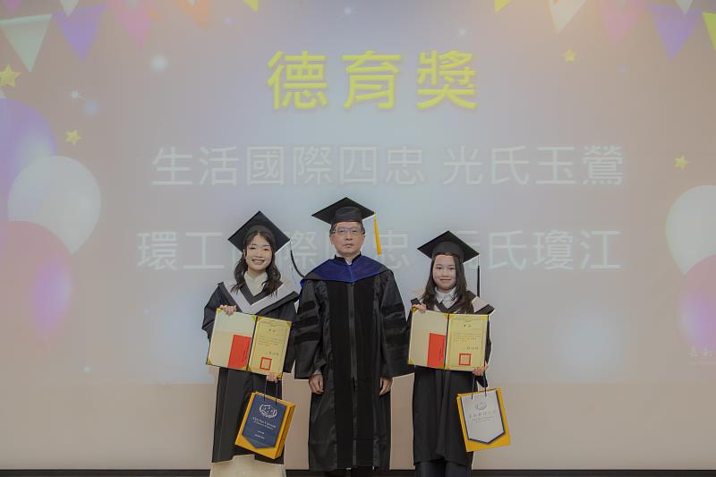 德育獎由生活系光氏玉鶯及環工系阮氏瓊江獲得。