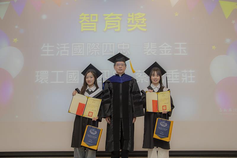 獲得智育獎的生活系裴金玉及環工系蔡氏垂莊由校長頒發獎勵。