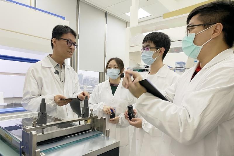 洪維松教授（左）希望學生讓研究變成產品、登上舞台，甚至吸引企業合作。