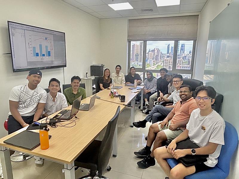 洪維松教授（右3）與國際生時常開會討論。