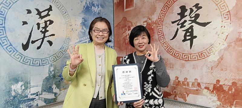 台灣尤努斯基金會董事長蔡慧玲（左）頒贈廣播專訪感謝狀予路廣大永續顧問中心創辦人王智媛（右）。