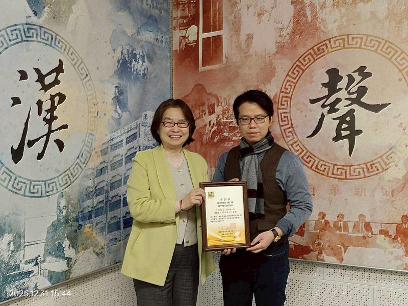 台灣尤努斯基金會董事長暨群景國際商務法律事務所所長蔡慧玲（左）與談判大叔陳侯勳（右）合影。