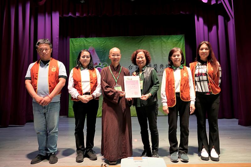 靈鷲山台東中心監院法泰法師（左3）頒發感謝狀給家訪志工。（圖由靈鷲山佛教教團提供）