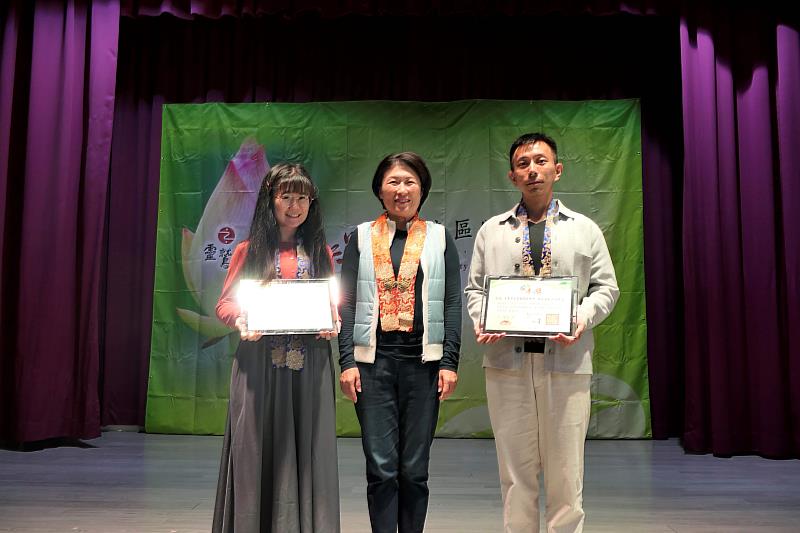 台東縣長饒慶鈴頒發「推動品德教育楷模獎」給卑南國中、豐田國中。（圖由靈鷲山佛教教團提供）