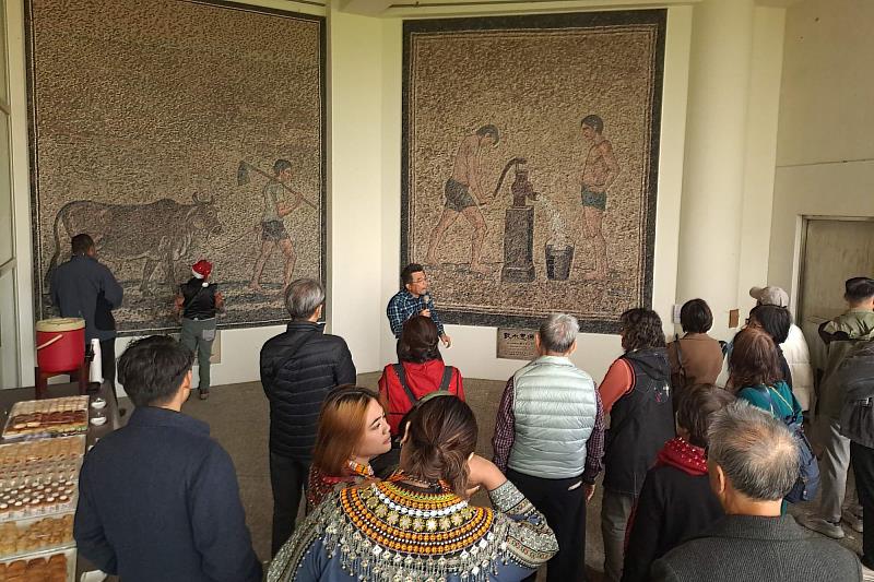 南大於香雨書院安排「四季．山林」館藏導覽，結合藝術欣賞深化社區美學交流。