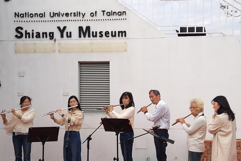 南大攜手錫安教會推動樂齡音樂課程,長笛班學員於香雨書院展現共學成果。