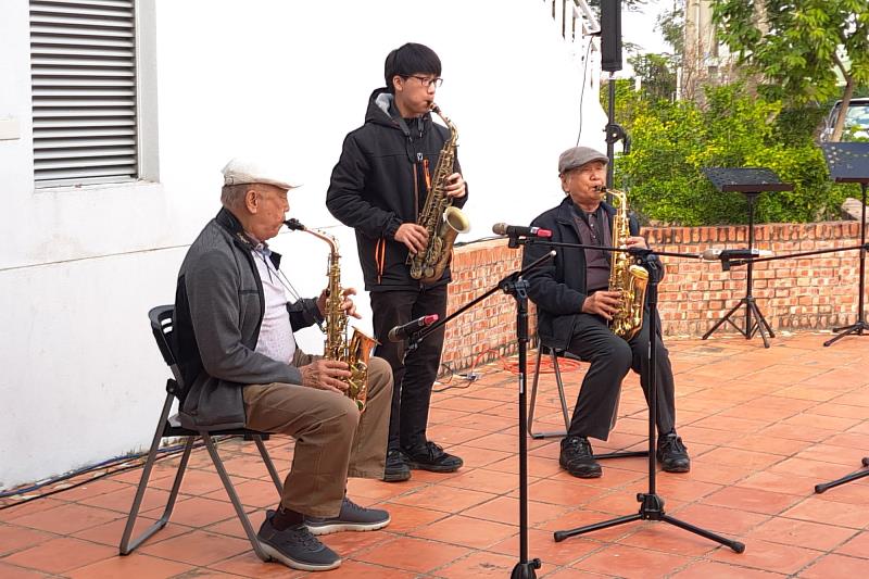 大推動世代共學，薩克斯風課程中爺孫組合同台演出，呈現跨世代交流成果。