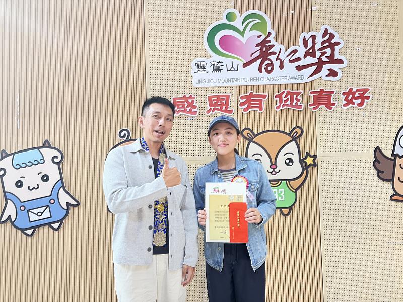 豐田國中教務主任尤凱評（左）開心與曾介卉合影。（圖由靈鷲山佛教教團提供）