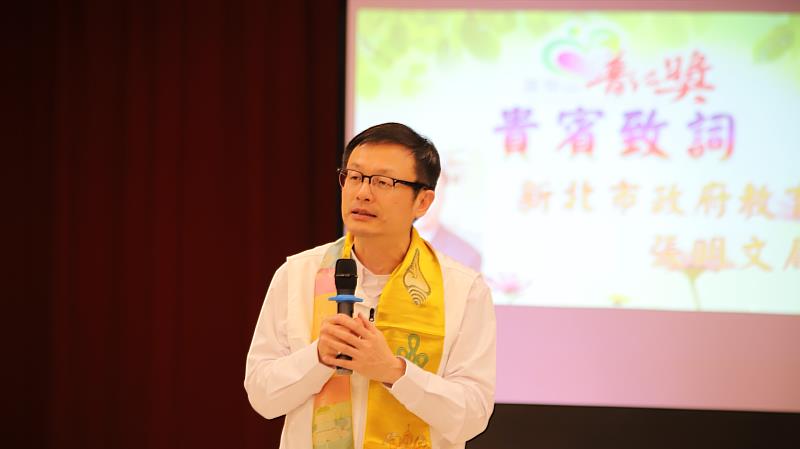 北市教育局長張明文感謝教育現場的師長們發揮愛心與熱忱，用心發掘並鼓勵小太陽。（靈鷲山佛教教團提供）