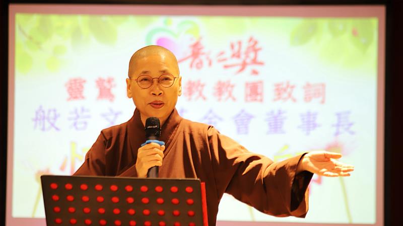 靈鷲山般若文教基金會董事長恆傳法師勉勵小太陽們未來有能力時，能貢獻自己，回饋社會。（靈鷲山佛教教團提供）