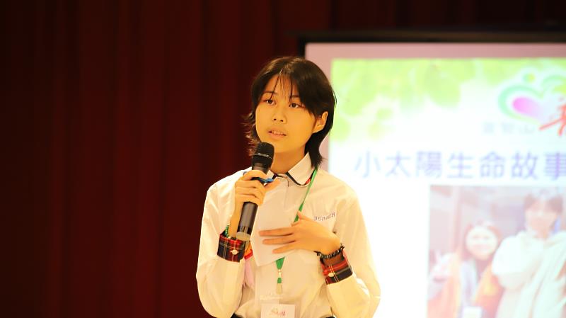 得獎學生蘇一榛提到，在生活中幫助他人，自己也能感受到喜悅，願大家一起成為彼此的「活菩薩」。（靈鷲山佛教教團提供）