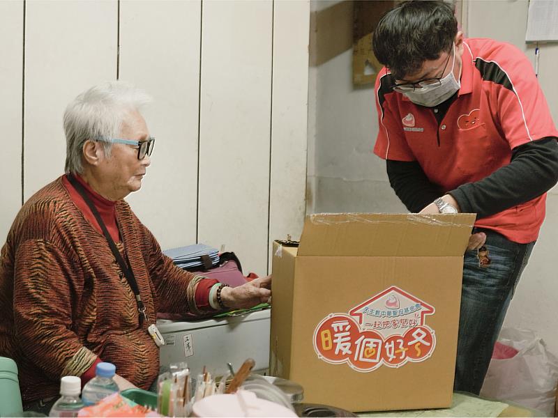 82歲視覺障礙獨居的春枝阿嬤在農曆年前迎來基金會社工送上的物資箱 。面對年節期間送餐服務暫停的焦慮，這份物資成了她最踏實的依靠。