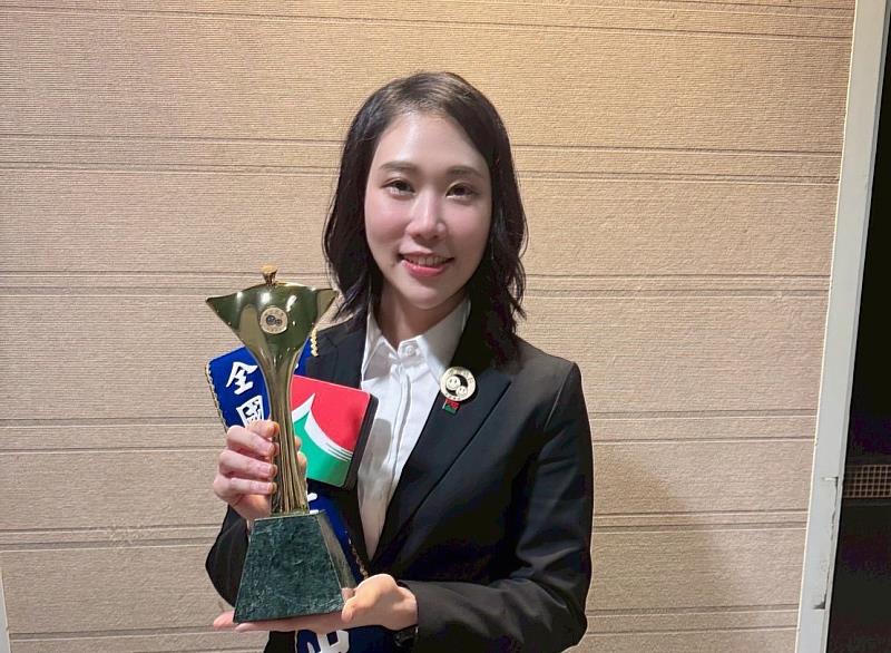 信義房屋汐止樟樹店長吳佳螢獲「連鎖業奧斯卡」傑出店長。