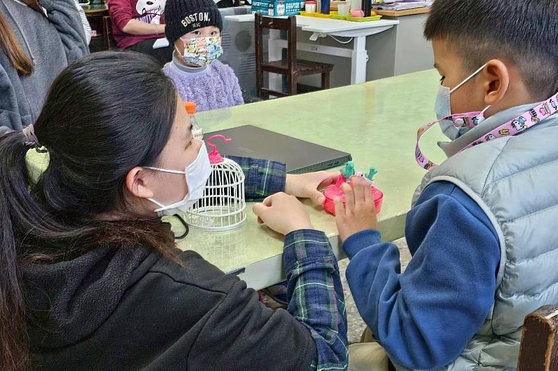 南大特殊教育學系師資生於惠明盲校實習，實際進入班級觀摩，並參與視障教學現場。