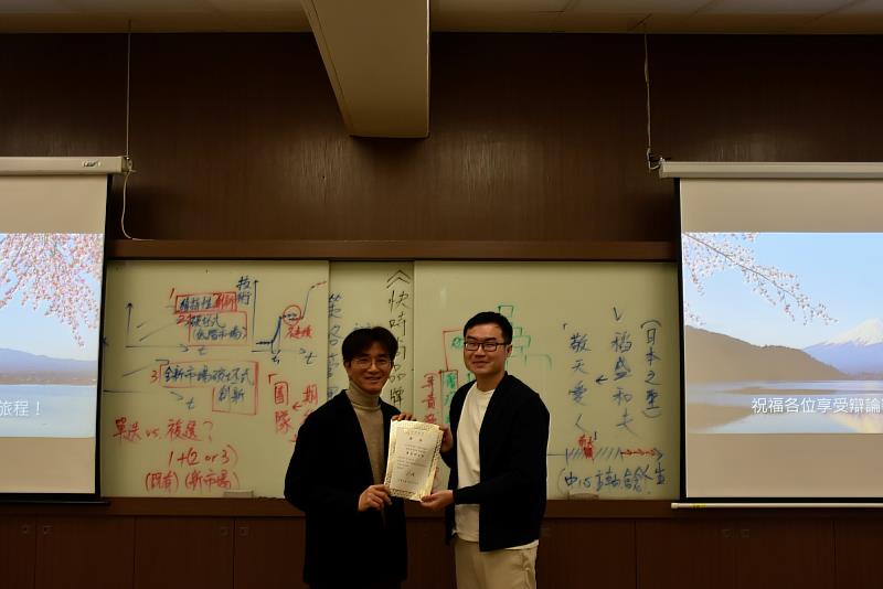 南大EMBA策略管理辯論賽中，反方辯士以具體案例與清晰論證，獲得最佳辯士肯定。