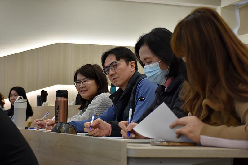 南大EMBA同學於辯論賽現場專注聆聽與分析論點，展現策略管理課程強調的即時判斷與思辨能力。