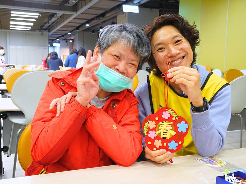 全聯企業志工陪同苗栗縣私立華嚴啟能中心服務對象，一同進行年節氛圍吊飾DIY製作，在互動中感受陪伴的溫度與手作的樂趣。