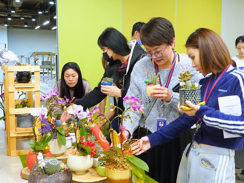現場同步預購及販售苗栗縣私立華嚴啟能中心製作的多肉植栽,全聯員工踴躍選購,以實際行動支持服務對象的努力與成果。