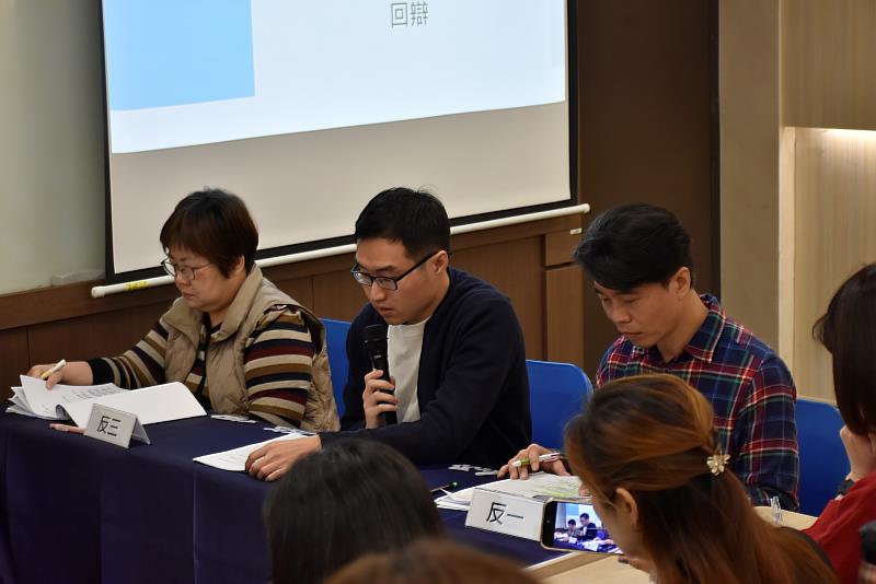 南大EMBA策略管理課程辯論賽中，反方辯士就企業成長與永續議題提出多元觀點，展現高階決策思維。