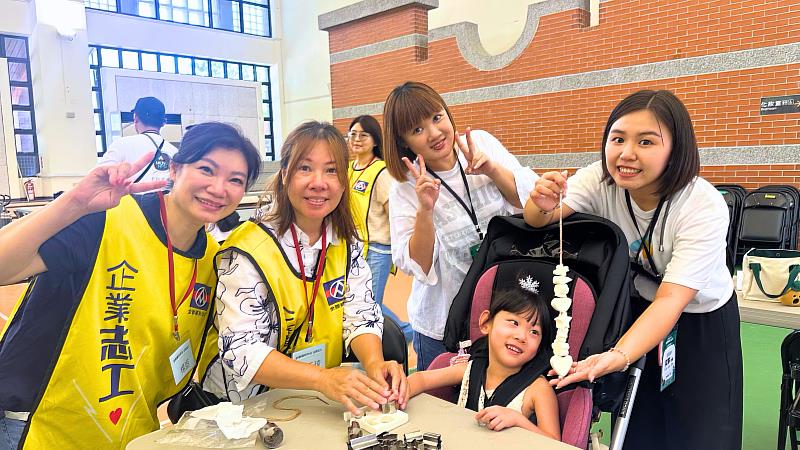 全聯集團積極推動企業志工活動，全聯慶祥慈善事業基金會2025年9月攜手目目協會，陪伴服務對象親子前往宜蘭傳藝中心一日遊，讓孩子在志工的陪伴下留下溫馨的親子互動時光。