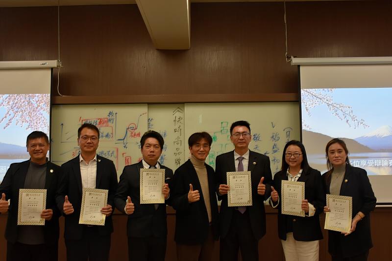 南大EMBA策略管理課程最終場辯論賽，正方團隊以完整策略架構與臨場應對表現，榮獲最佳團隊獎。