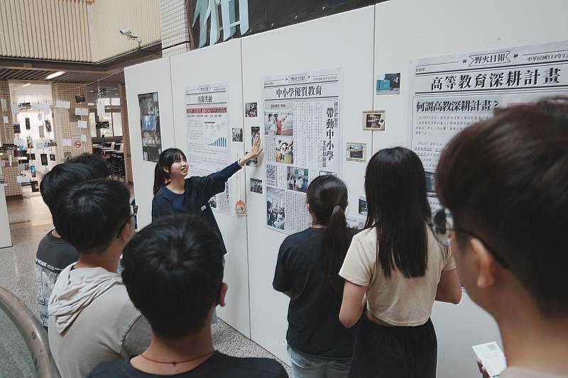 南大學生擔任導覽，介紹南瀛野火大傳社高教深耕成果亮點。