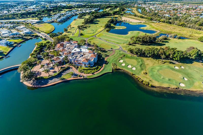 「長榮航空高爾夫球公開賽」決賽場地特別選定Hope Island Golf Course球場舉行,該球場由5屆英國公開賽冠軍Peter Thomson精心設計,是澳洲最具代表性的林克斯風格球場之一。