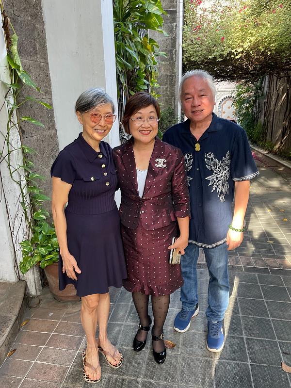 徐佳青前往諮詢委員蕭羅敏（右1）家中，關懷旅菲金門僑民生活情形。