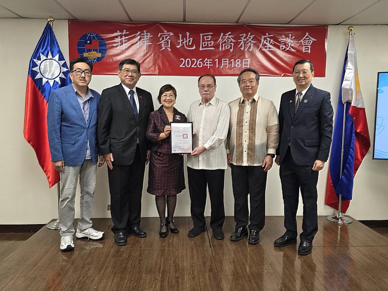 徐佳青（左3）頒發感謝狀予協助辦理114年雙十國慶活動的菲華文經總會，並由僑務諮詢委員許金星（右3），僑務委員陳柏材（右1）及僑務顧問吳治平（左1）、黃仲廷（左2）等人代表接受。