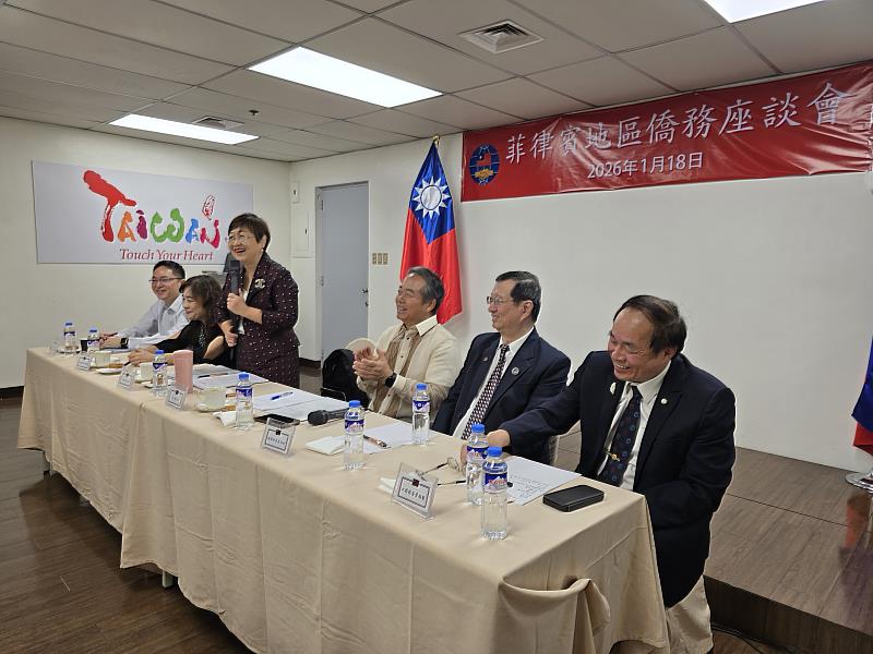 徐佳青在座談會中，回應僑胞關心的役男相關規定。