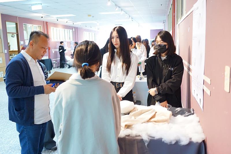 洪嘉聯總監與參與評圖同學相互交流。