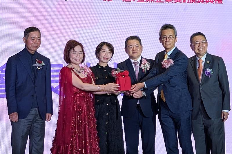在洛杉磯辦事處處長紀欽耀(右3)、僑委會副委員長李姸慧(左3)以及國策顧問楊信(左1)、田詒鴻(右1)監交下,洛杉磯台美商會滿任會長陳玲華(左2)將印信交接給新任會長簡志誠(右2)。