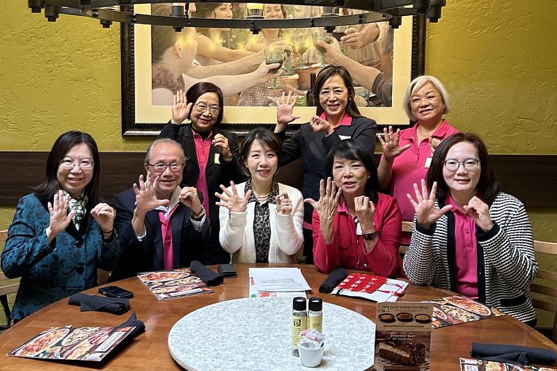 洛杉磯文教中主任鍾佩珍（前排左起）、僑務諮詢委員楊賢怡、僑委會副委員長李姸慧與南加州中文學校聯合會會長劉玉𤧞、偕副會長李梅如餐敘交流，肯定該會50年來對僑教的貢獻。