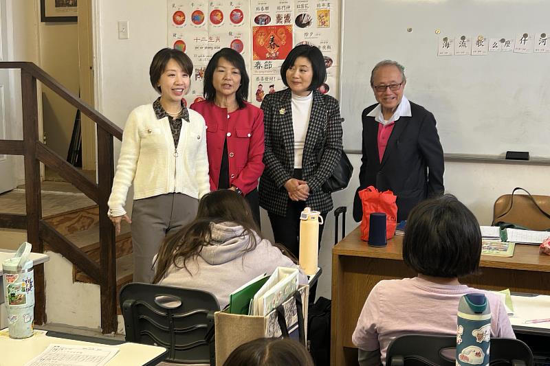 僑委會副委員長李姸慧與聖峪華協會校長劉玉𤧞(左起)、聖峪華協會長李瓊書及僑務諮詢委員楊賢怡參訪聖峪華協中文學校學生上課。