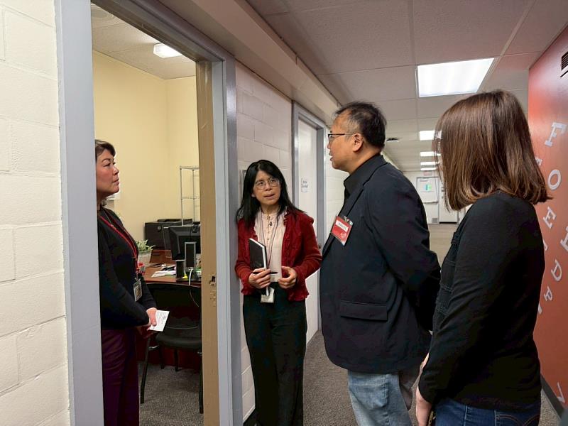 太平洋視光學院老師介紹學生學習環境及實習場域。