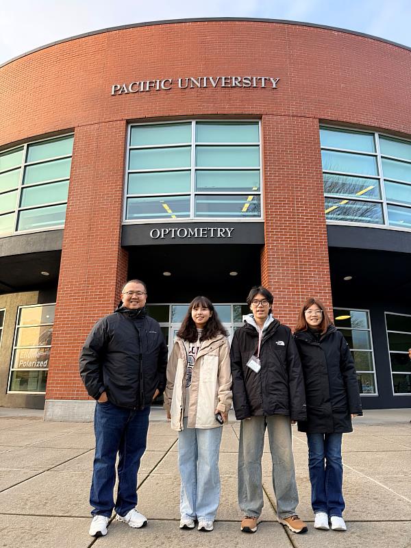 視光學系由曾榮凱主任（左1）與林芮宇老師（右1）帶領江步宇（右2）、張詠欣（左2）2位同學前往美國奧勒岡州太平洋視光學院進行1個月海外實習。