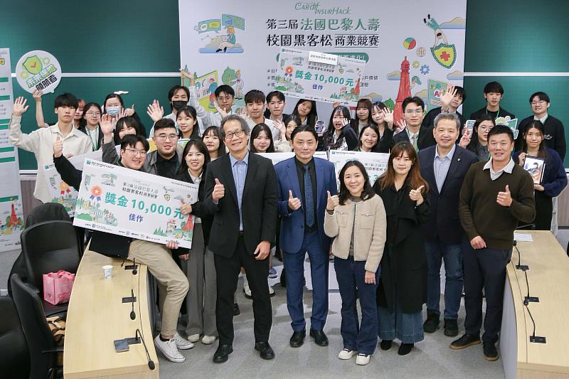 法國巴黎人壽第3屆校園黑客松商業競賽評審團與年輕學子合照。