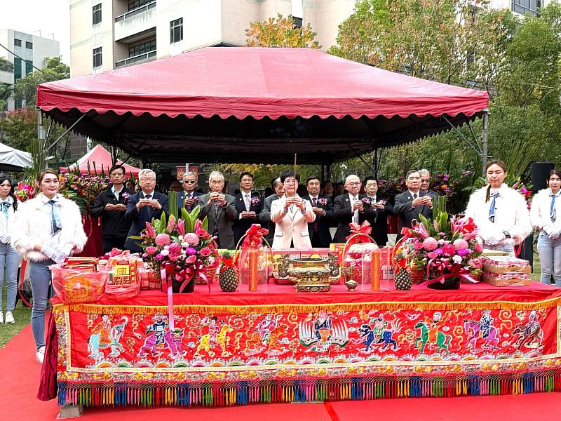 財團法人中山醫學大學董事長周英香帶領祈福動土儀式。